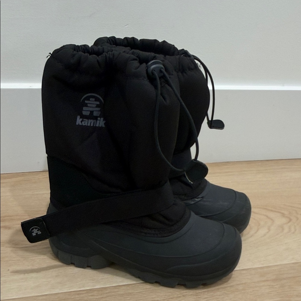 Kamik Black Snow Boot with Drawcord and Strap Size 3